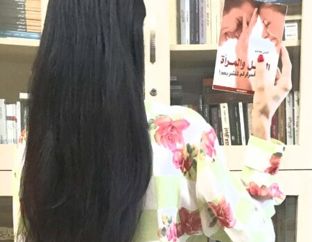 "يعمل دماغ الرجل بطريقة متخصصة: فلكل جزء من الدماغ كفاءته واختصاصه. وعليه وفقاً للظروف، أن يمرر المعلومات التي يتلقاها من جزء إلى آخر، وأحياناً من أحد النصفين إلى الآخر، قبل التمكن من معالجتها، مما يتطلب بعض الوقت. إلا أن دماغ المرأة يعمل بطريقة أكثر انتشاراً وتوزّعاً: تستطيع المرأة استحضار كفاءاتها وملكاتها كلها بسرعة أكبر، كما يمكنها استخدامها كلها في آن واحد"